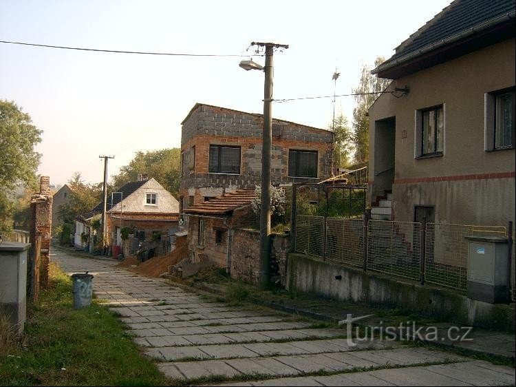 Déli rész: a falu déli része a Buštěhradského potok mellett
