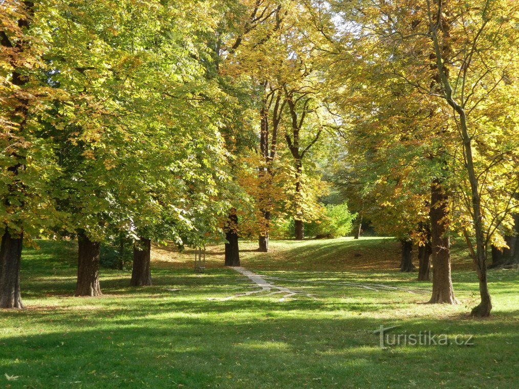 Južni dio parka Maxa van der Stoela, spomenik nije sasvim vidljiv iz daljine