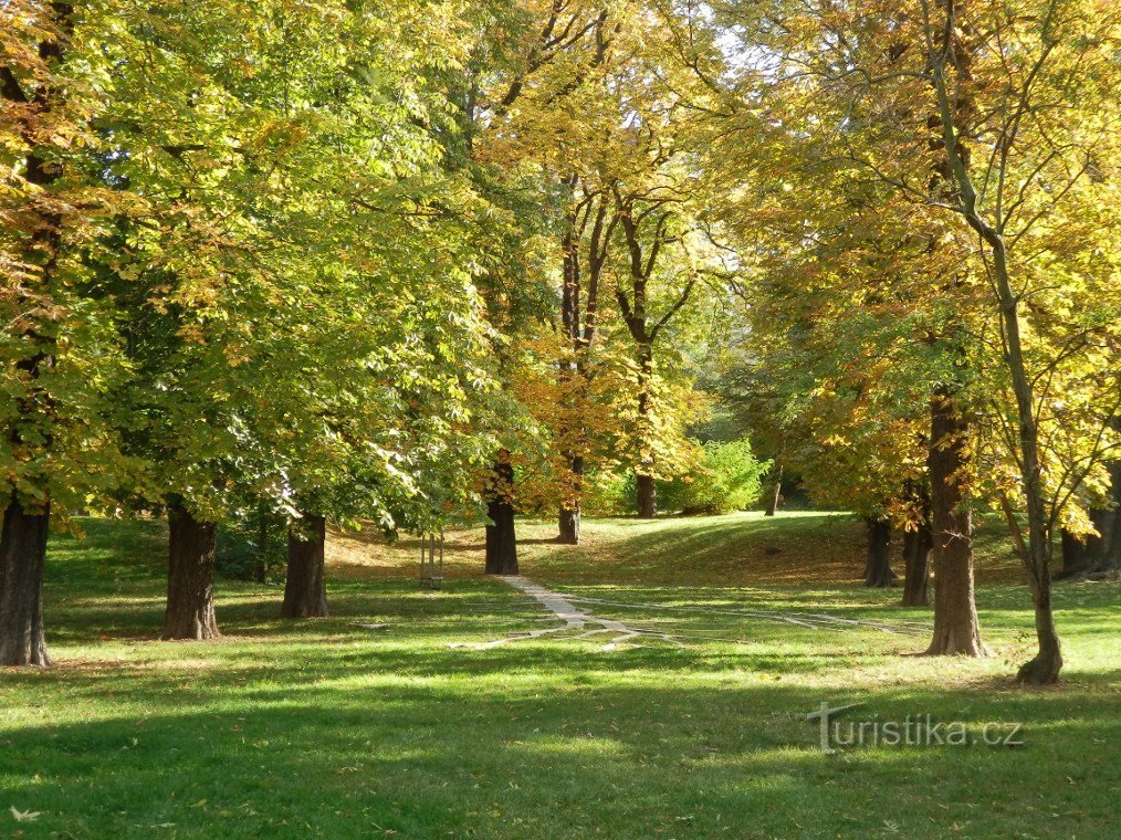 În partea de sud a parcului Max van der Stoel, monumentul nu este foarte vizibil de la distanță