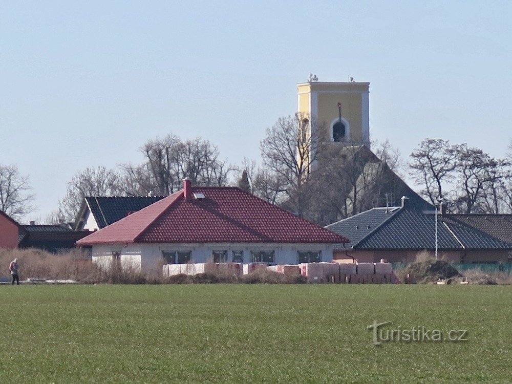 partea de sud a orașului Újezd, lângă Uničov, cu biserica Sf. Ioan Botezatorul