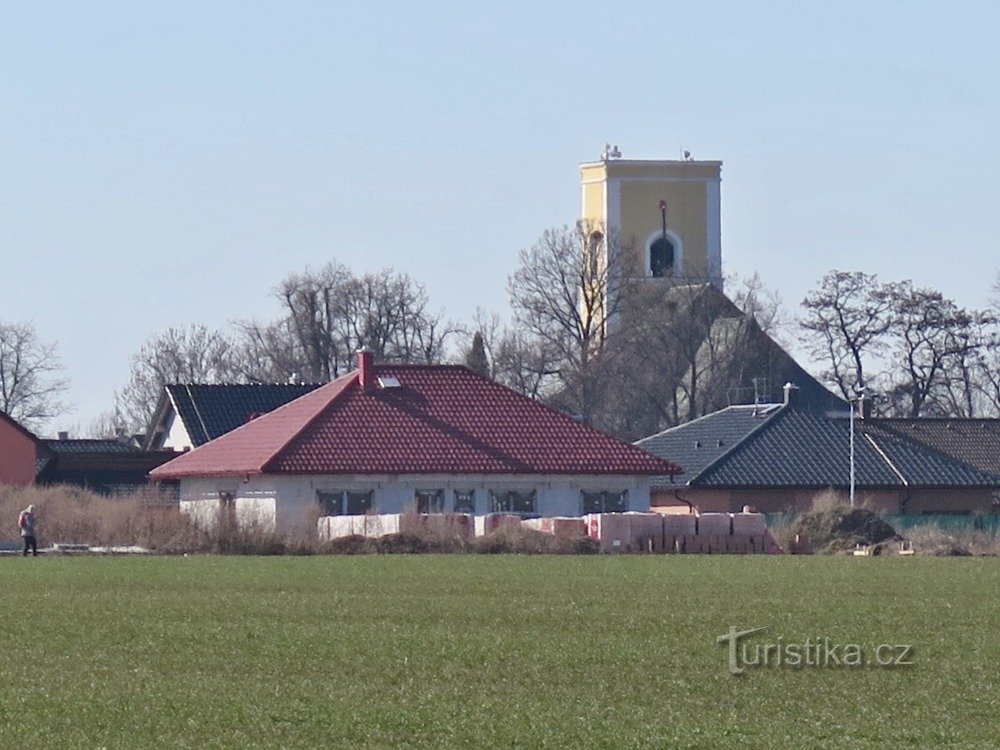 la parte sur de Újezd ​​​​cerca de Uničov con la iglesia de St. Juan el Bautista