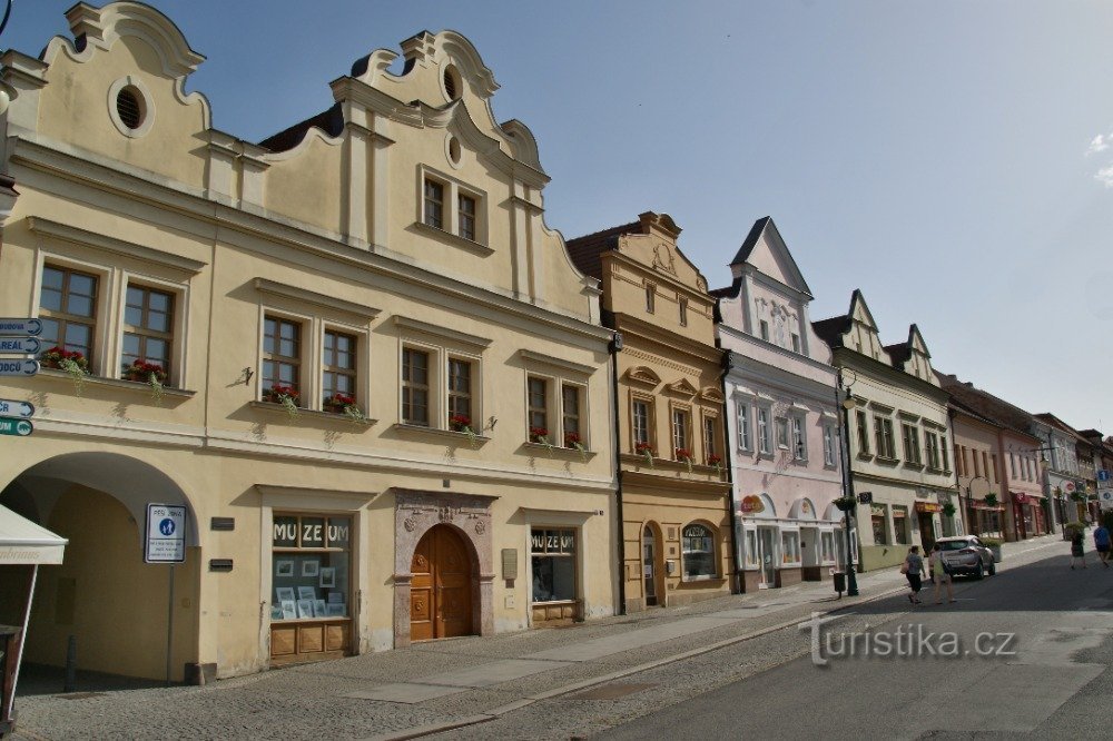 południowy front domów dwuspadowych na Husov nám.