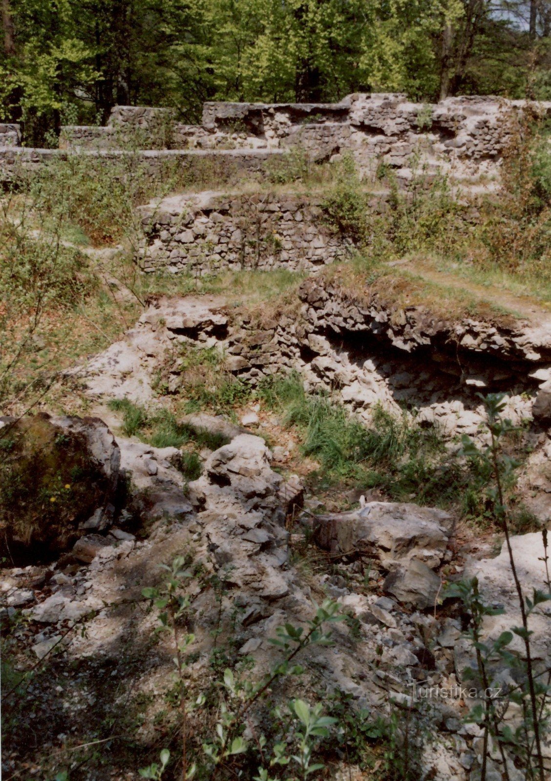 vista sur de los restos del claustro y la celda del monje