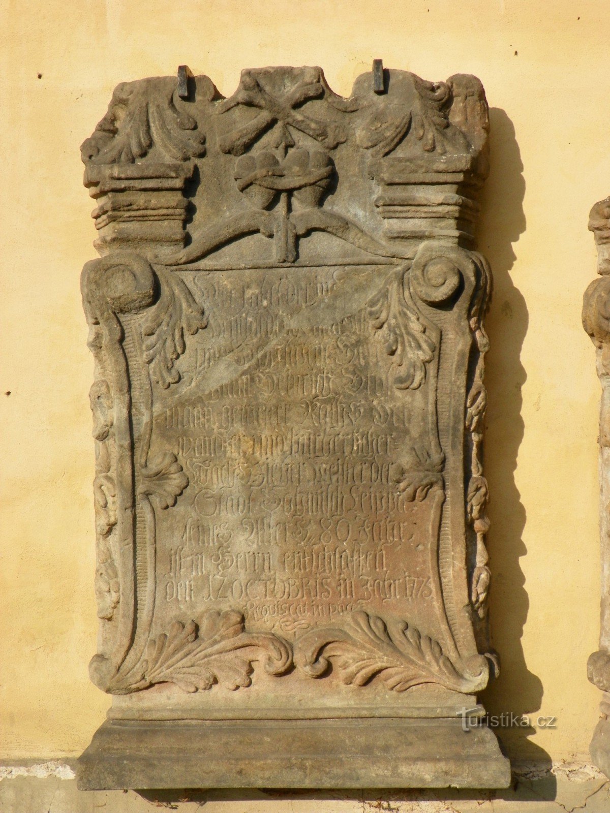 Mur sud de l'église, pierre tombale 1