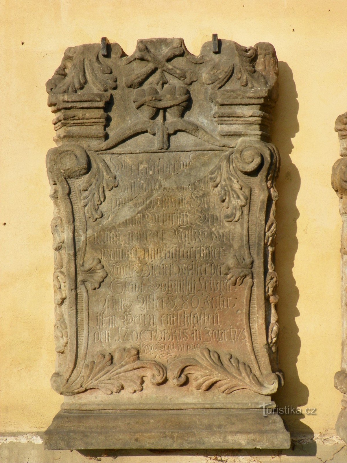 Jižní stěna kostela,náhrobní kámen 1