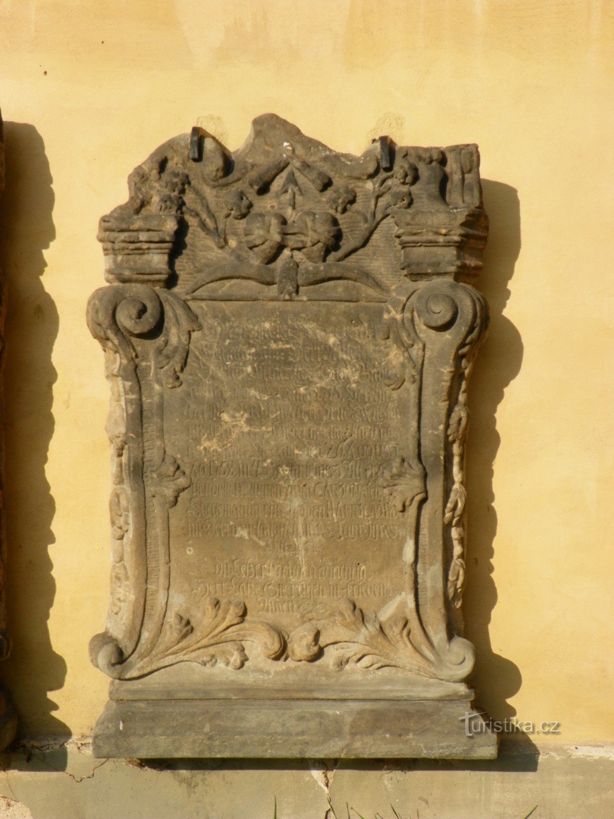 Peretele de sud al bisericii, piatra funerară 2