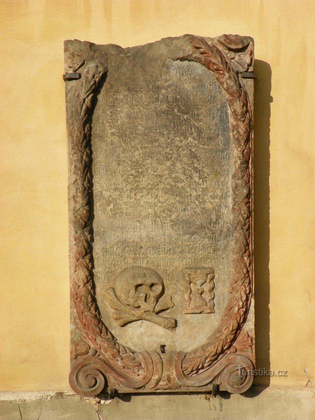 Peretele de sud al bisericii, piatra funerară 3