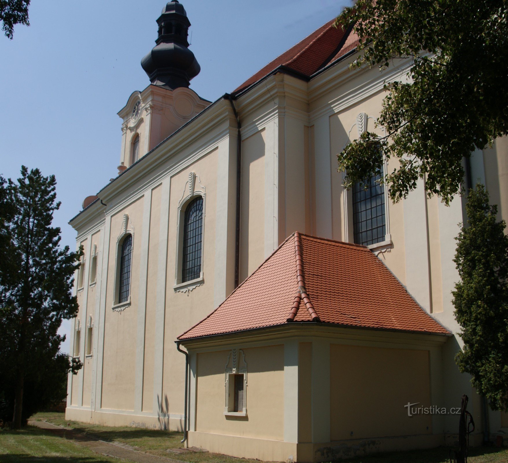 jižní strana kostela