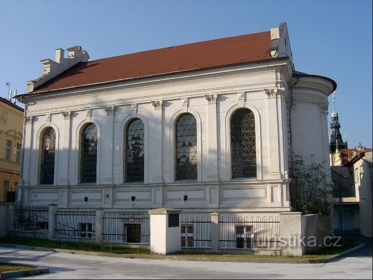 Jižní strana: pohled na jižní stranu synagogy