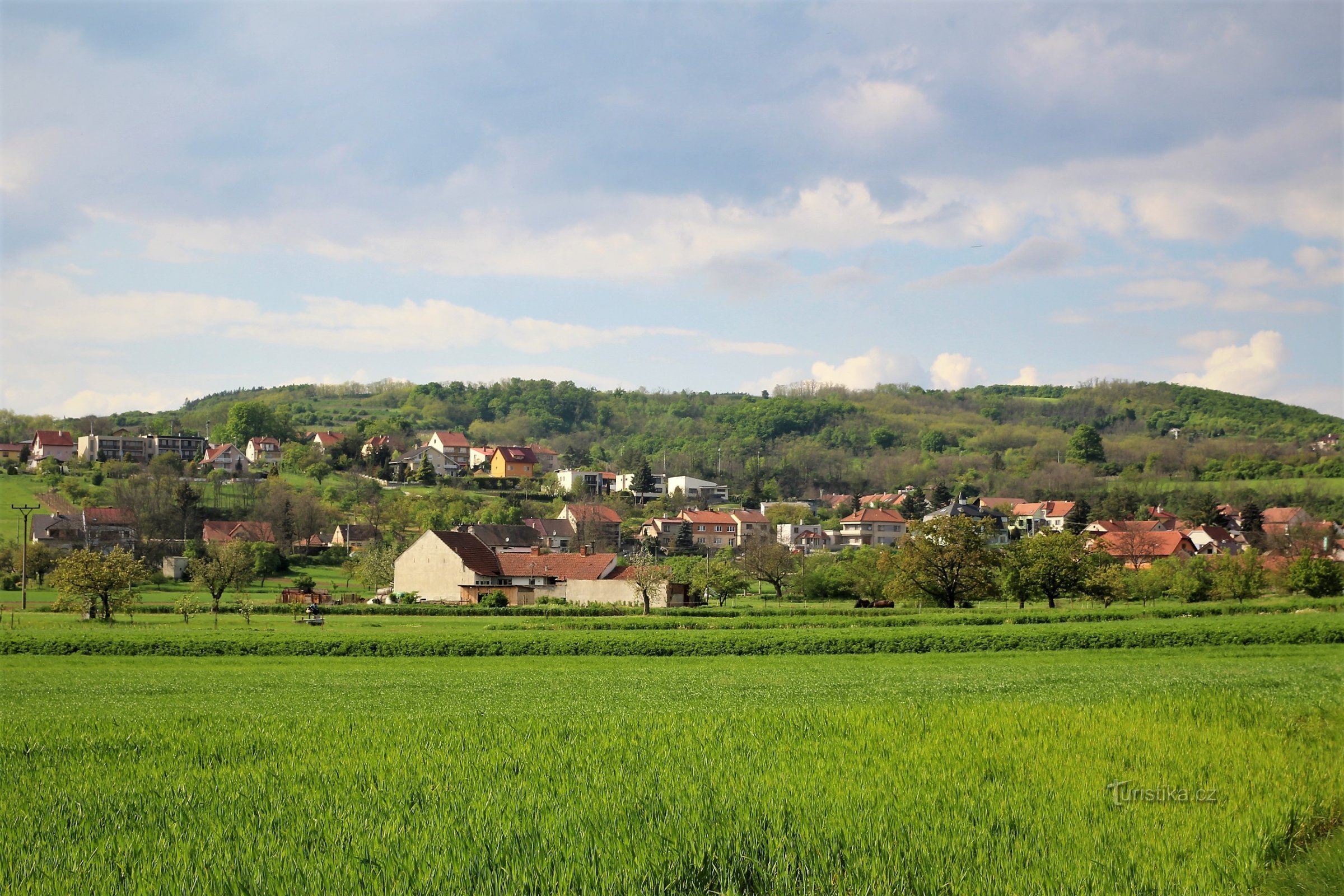 Південні схили сягають до села Moravské Bránice