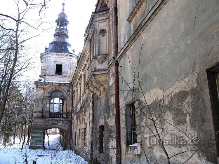 The southern tract of the castle with a tower