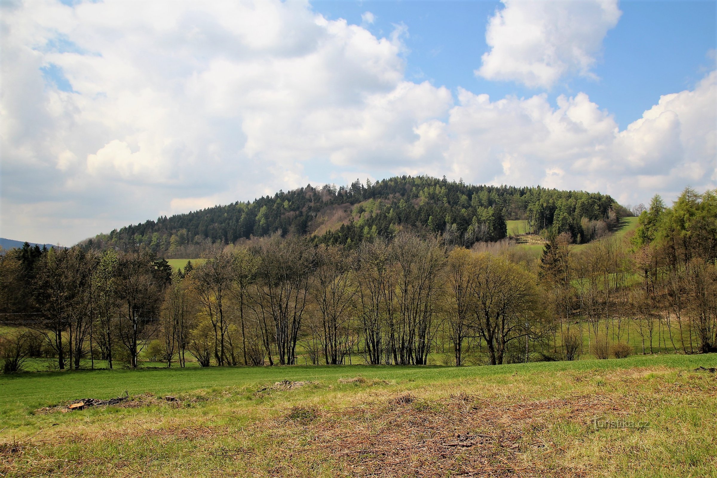 Le pic sud depuis le sentier de randonnée menant de Rovečný