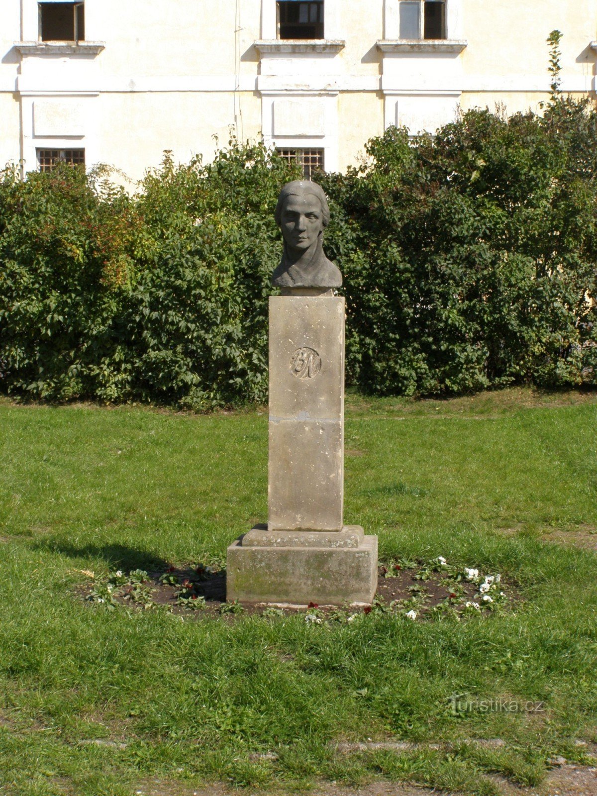 Josefov - Bozena Němcováの記念碑