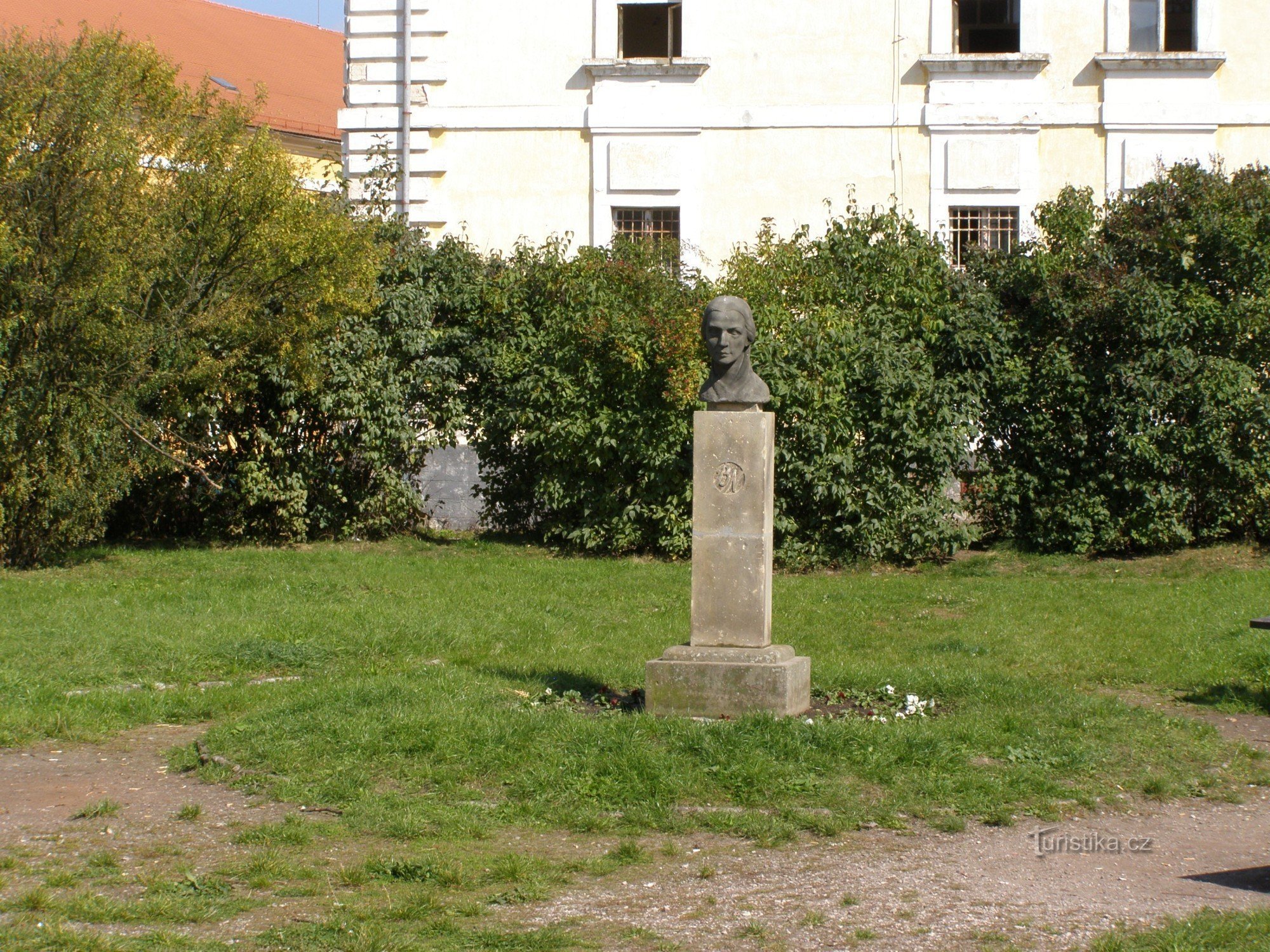 Josefov - pomnik Bożeny Němcová