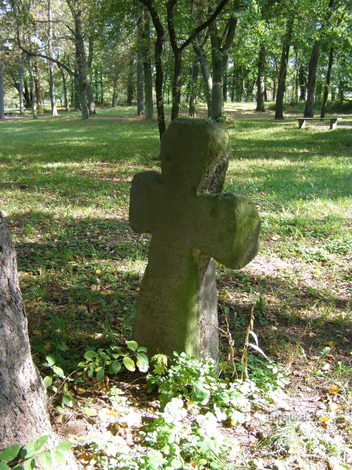 Йозефов - примирний хрест у садах TGM