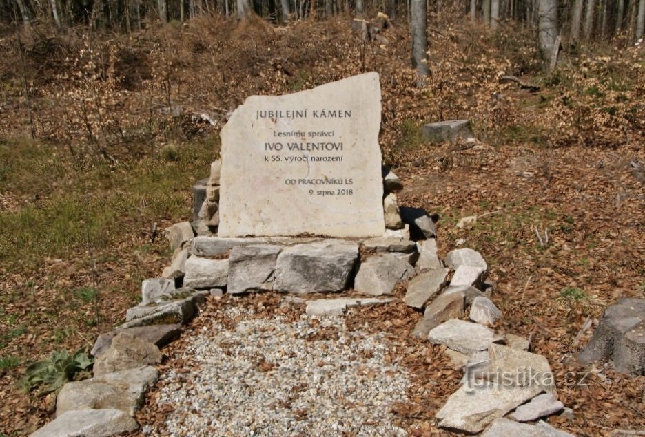 Piedra jubilar de Ivo Valent bajo Kamenec