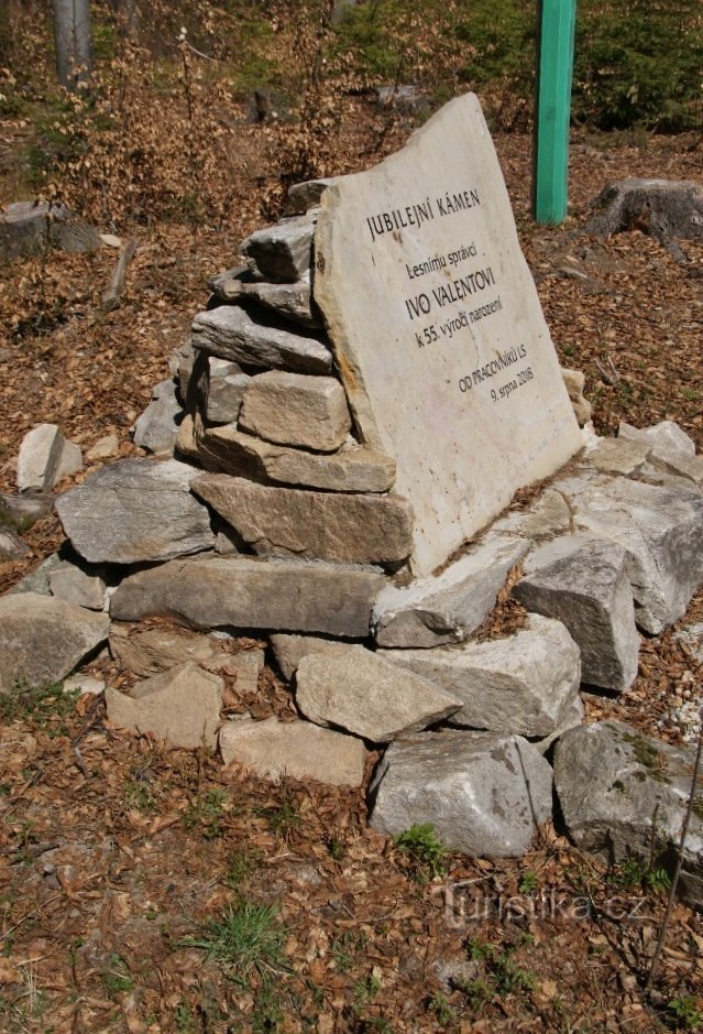 Pedra do jubileu para Ivo Valent sob Kamenec