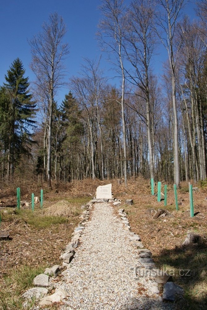Pedra do jubileu para Ivo Valent sob Kamenec