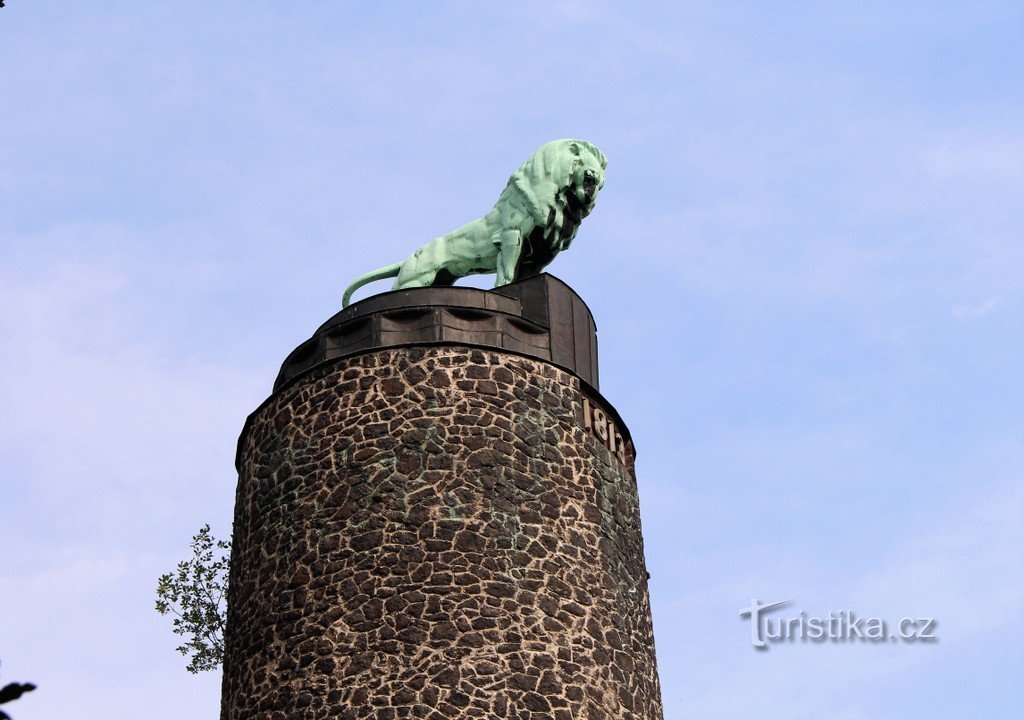 Jubileumsmonument, lejonstaty på toppen