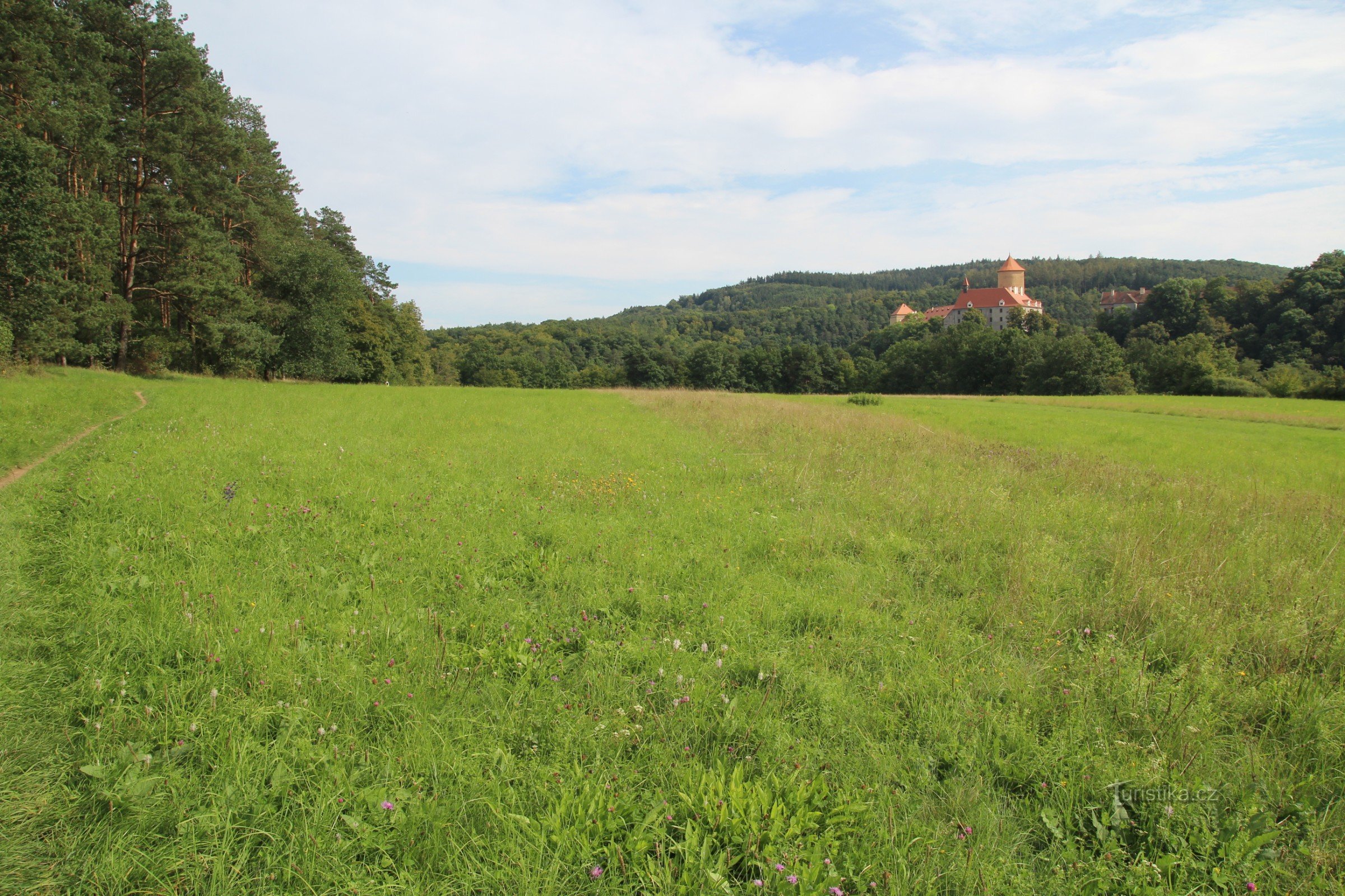 Junácká louka, im Hintergrund Burg Veveří