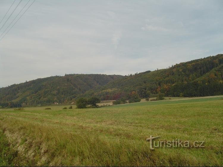 Juřacka: Vedere de la drum la poalele dealurilor