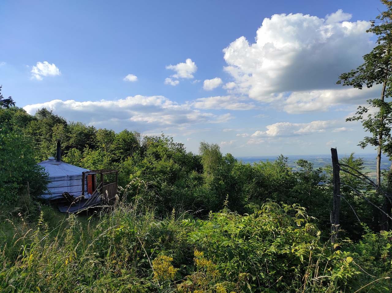 Een yurt in de bergen met uitzicht