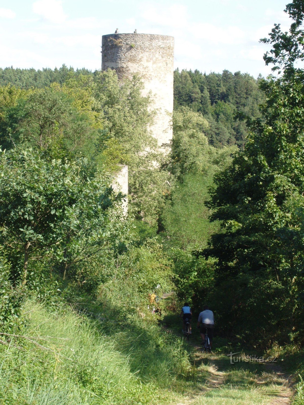 La castel se poate ajunge ușor cu bicicleta