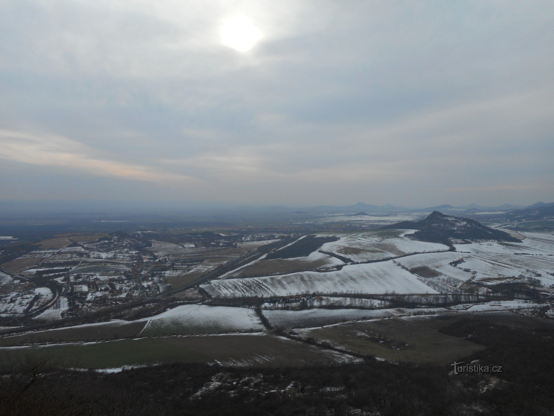 ..., στα νότια, στα δεξιά μπορούμε να δούμε το λόφο Vršetín.