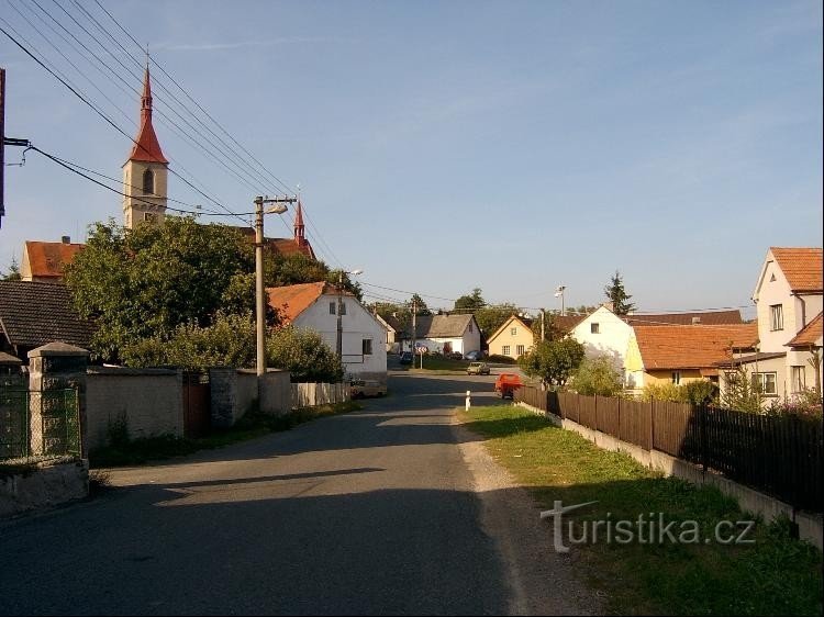 K návsi: pohled na náves z jihu