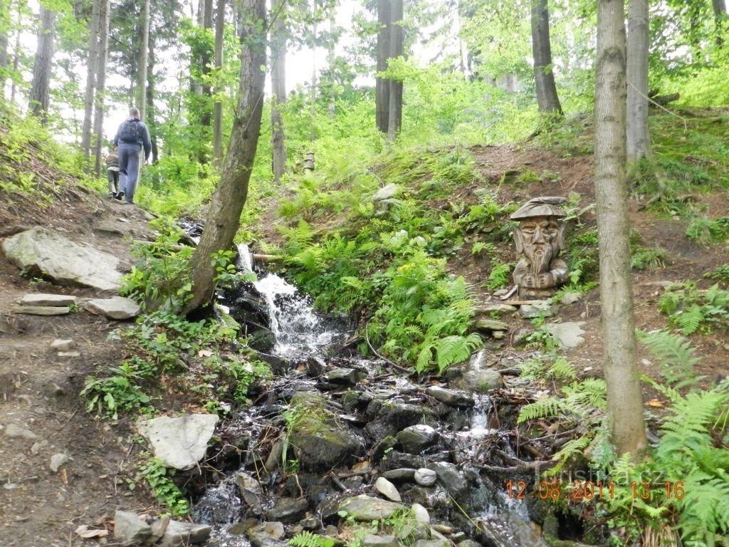 Către bunicul în jurul pârâului