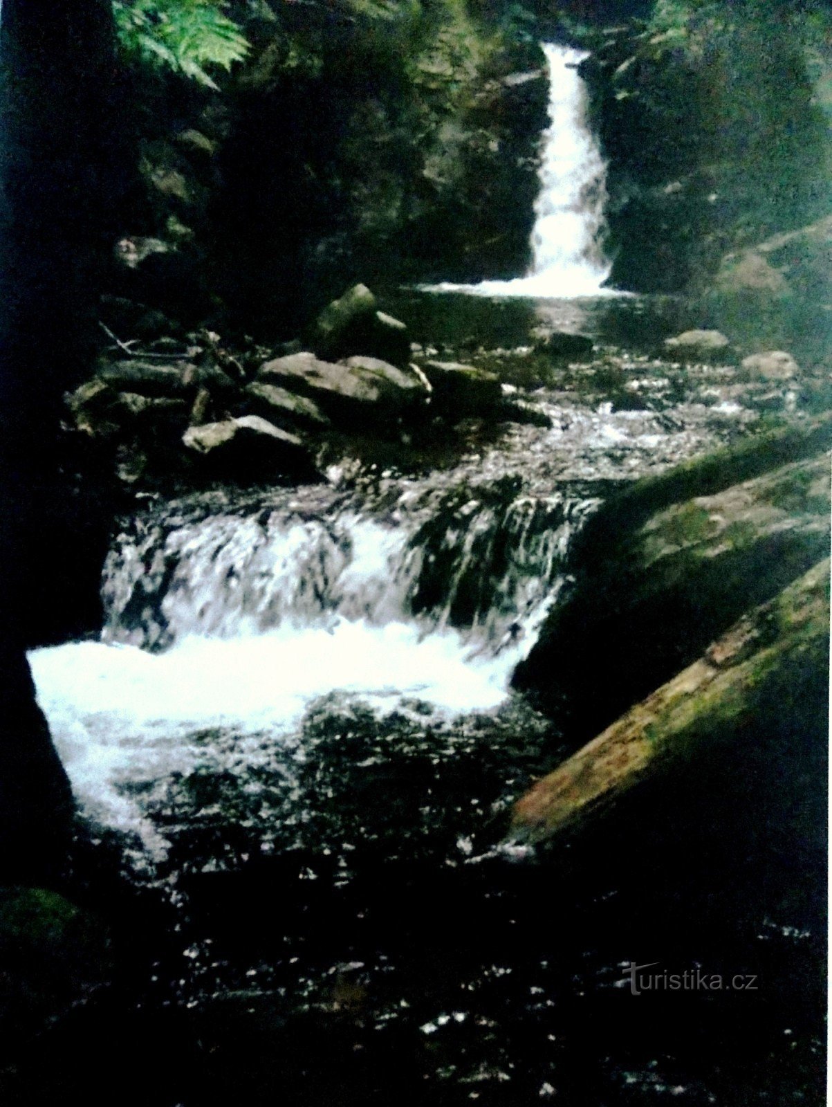 Till de romantiska Nýzner-vattenfallen i Rychleb-bergen