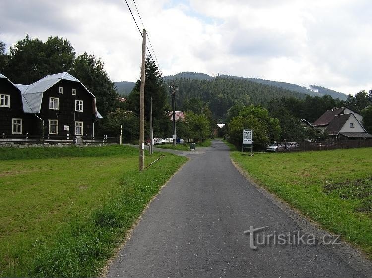 Para a placa de sinalização do centro de Morávka, mais atrás pelo vale de Velké Lipovy até Ropička, d