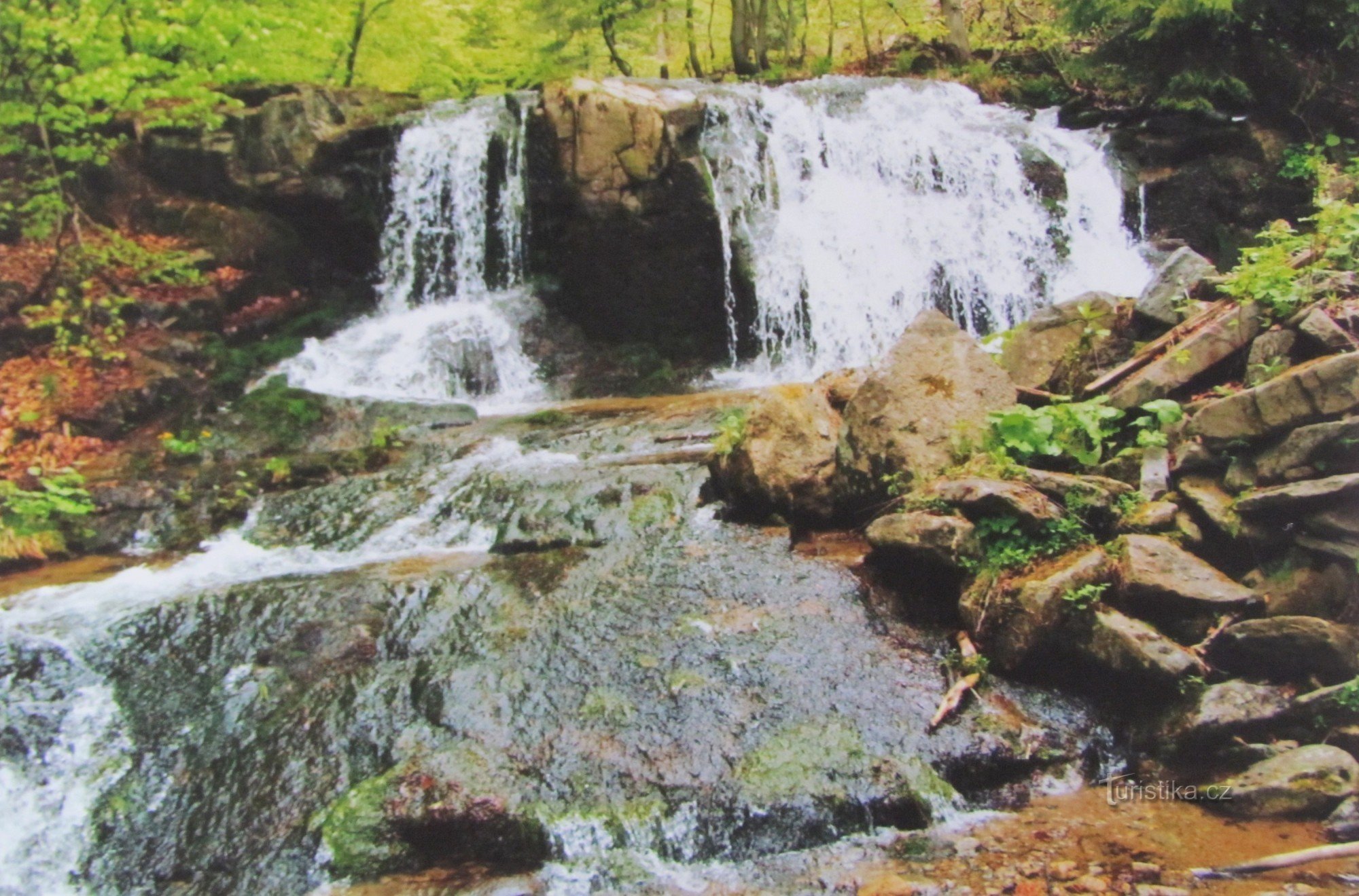 Până la cascadele de pe pârâul Poniklé