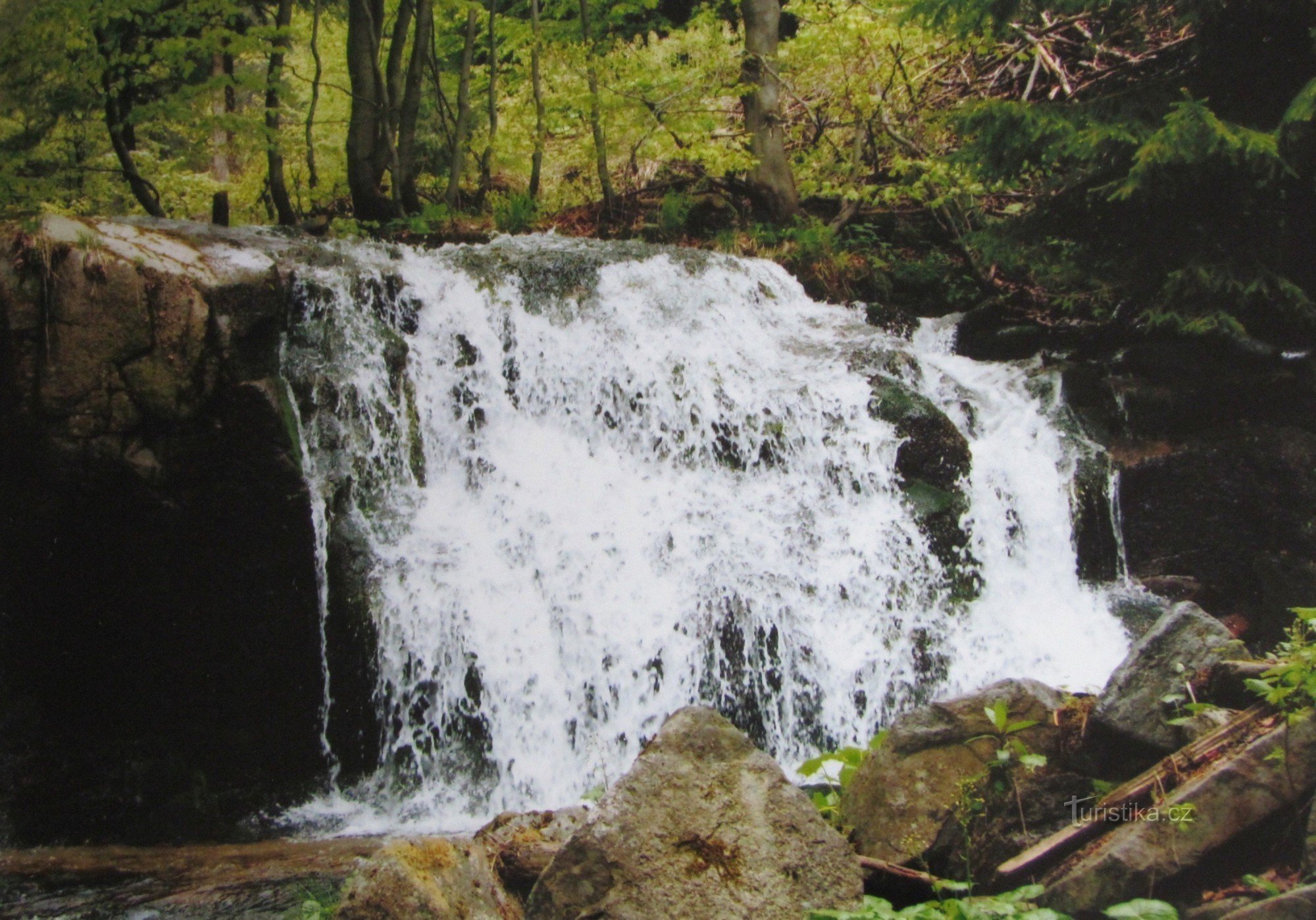 Până la cascadele de pe pârâul Poniklé