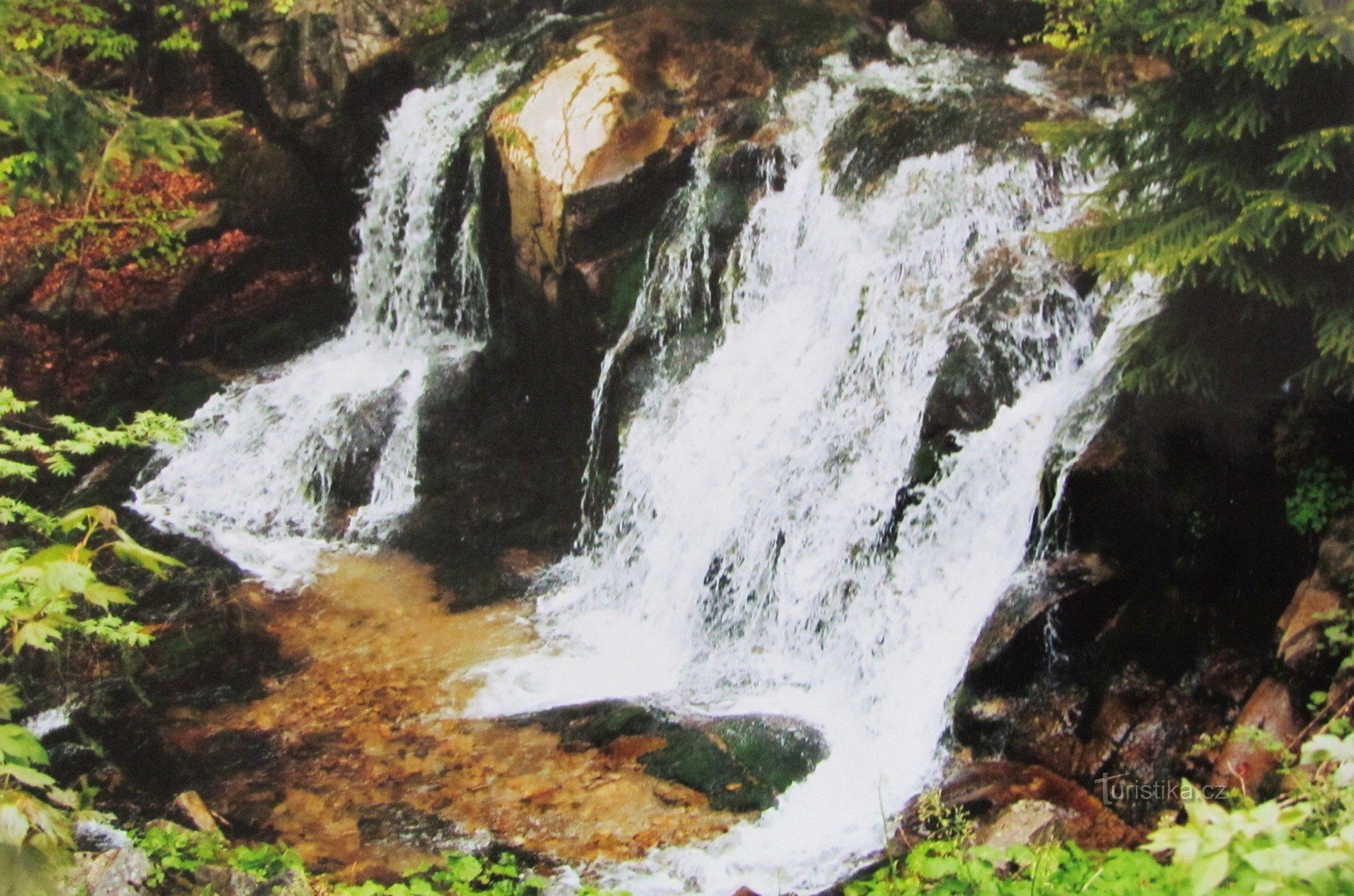 Zu den Wasserfällen am Bach Poniklé