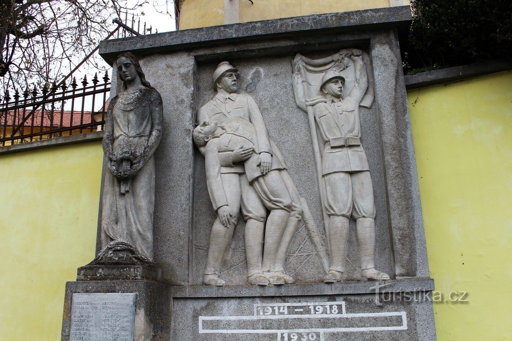 Kácov, a parte superior do monumento aos caídos