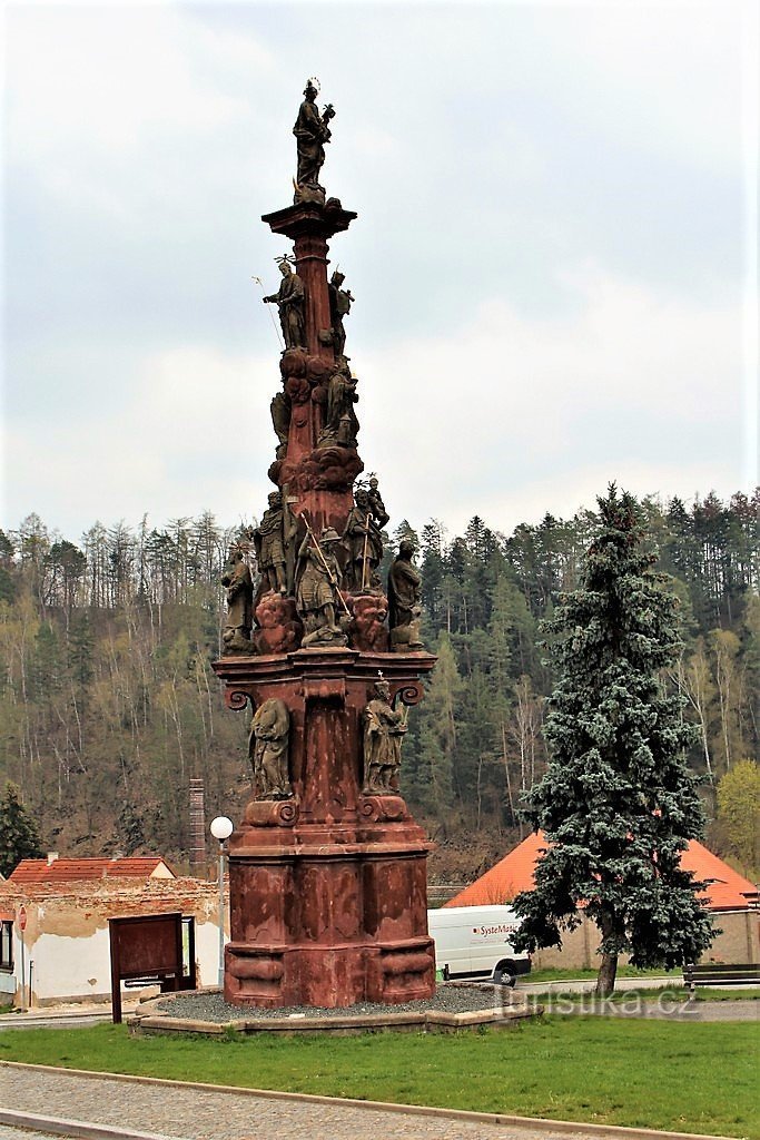 Kácov, colonne mariale, vue depuis la place