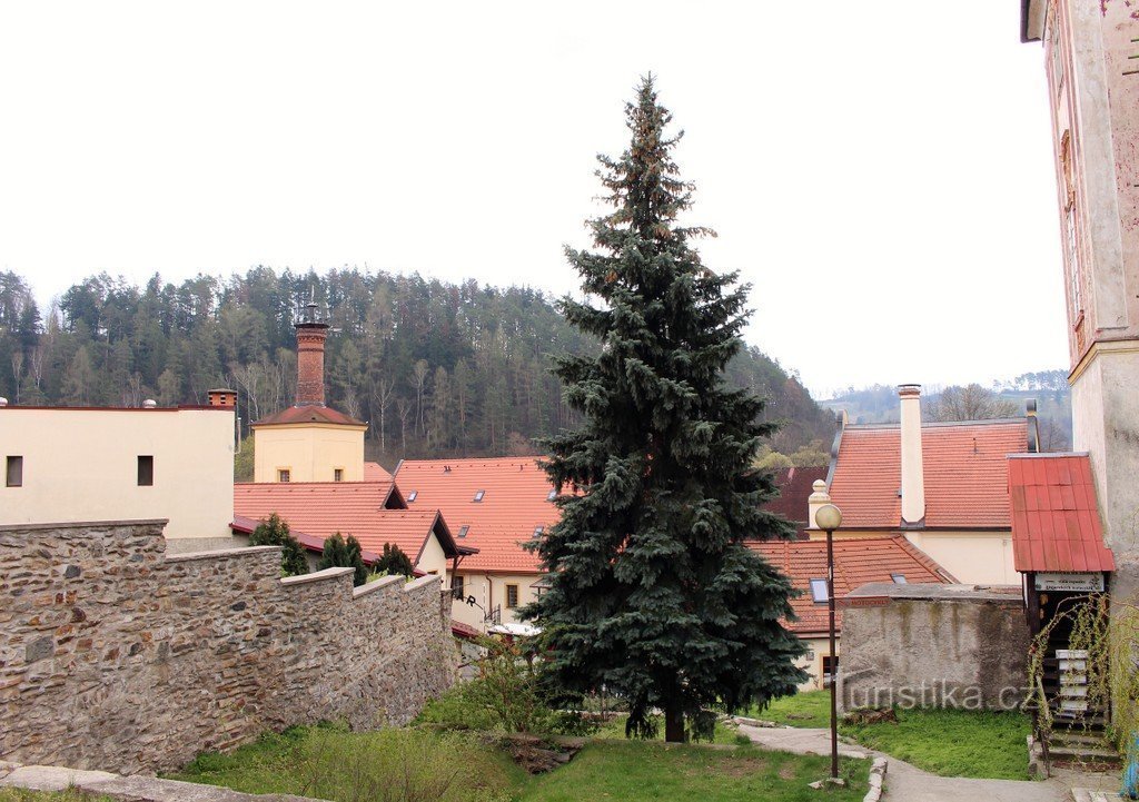 Kácov, Blick auf die Brauerei vom Stadtplatz