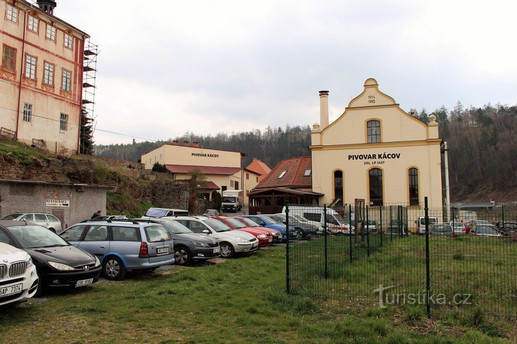 Kácov, vue de la brasserie depuis la rivière