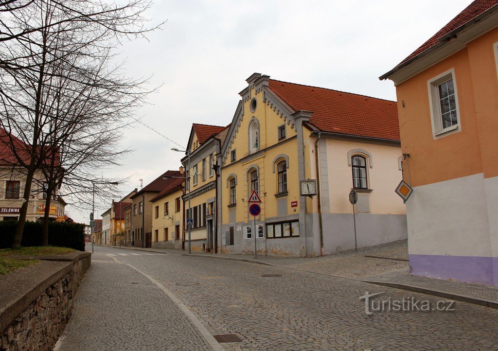 Kácov, kilátás a városházára a térről