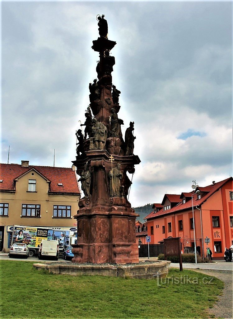 Kácov, zicht op de zuil vanuit het zuiden