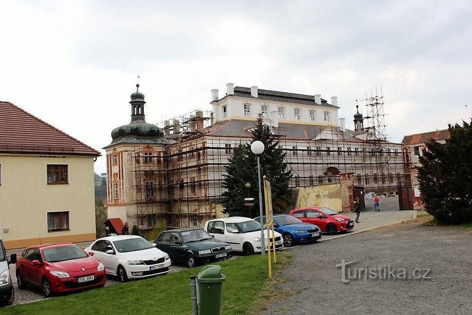 Kácov, Blick auf die Burg vom Hauptplatz