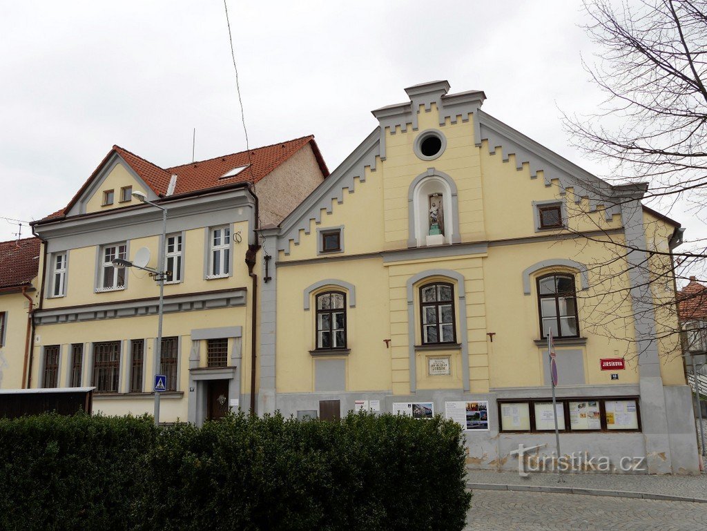 Kácov, de voorkant van het stadhuis