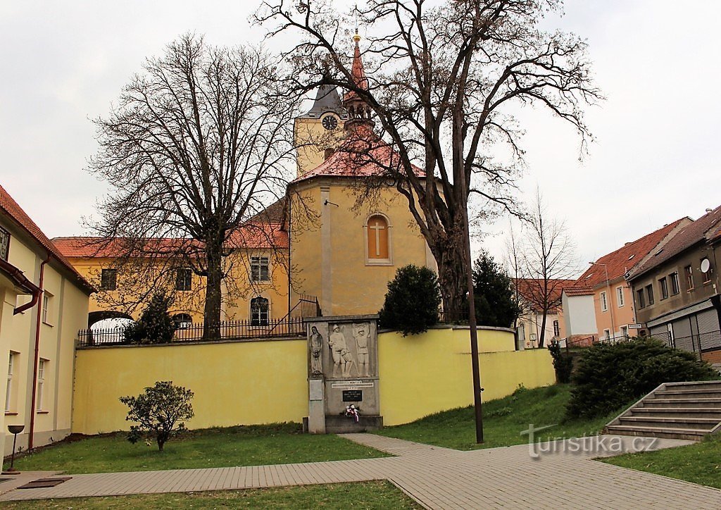 Kácov, côté de la place avec le monument