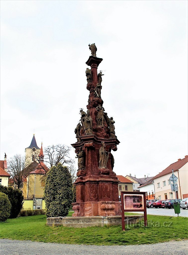 Kácov, lado este de la columna