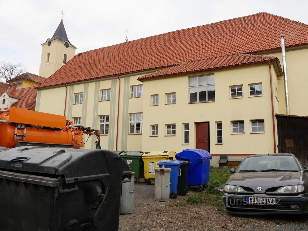 Kácov, patio del castillo y cetrería