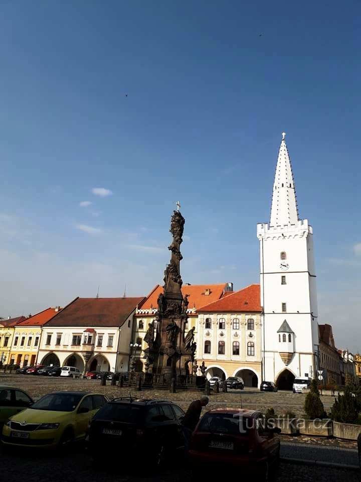 Kadaň - Friedensplatz mit dem Rathaus und der Mariensäule