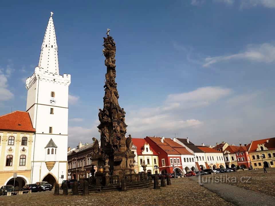 Kadaň - Vredesplein vanaf de andere kant van het stadhuis