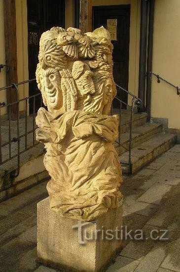 Castelo de Kadaň: escultura em frente à biblioteca