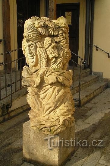 Castelul Kadaň: sculptură în fața bibliotecii